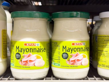 Yeşil kapaklı ve% 50 yağlı etiketli iki kavanoz mayonez..