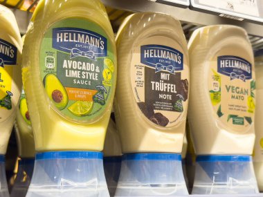 Hellmann 'ın avokado limon sosu ve vegan mayonez seçimi sergileniyor..