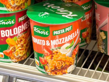 Dolapta domates ve mozarella aromalı Knorr makarna kabı var..