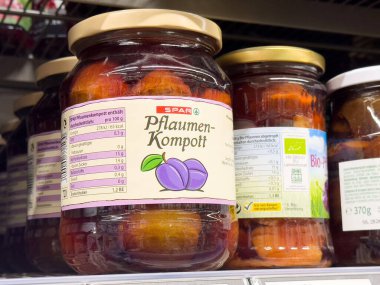 Süpermarket rafında bir kavanoz Alman eriği kompostosu..