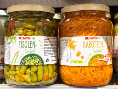 Kavanozlar dolusu fasulye ve havuç salatası..