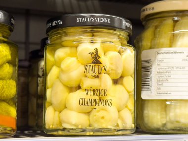 Staud 'un Viyana sirkesinin sergilendiği rafta turşulu mantar kavanozları..