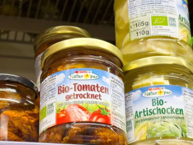 Mağazada organik güneşte kurutulmuş domates ve enginarlar var..