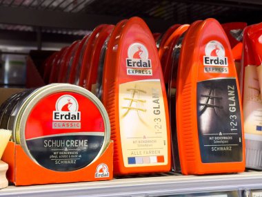 Erdal ayakkabı bakım ürünleri rafta sergileniyor.