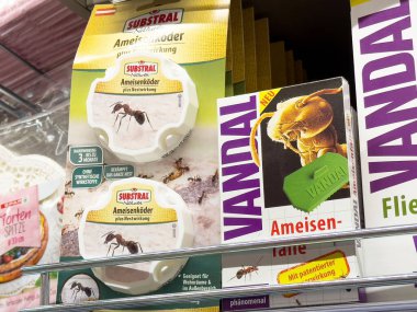 Karınca yemi ve böcek ürünleri süpermarketin rafında.
