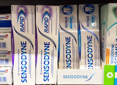 Hassas diş bakımı için rafta Sensodyne diş macunu çeşitleri var..