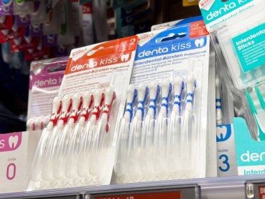 Perakende mağazasında diş bakımı için interdental fırçalar.