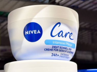 Nivea, yüz ve vücut için yoğun nemlendirici krem sergileniyor.