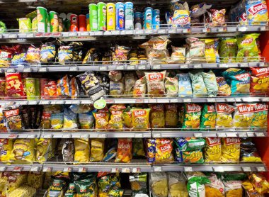 Market raflarında satılık abur cubur çeşitleri.