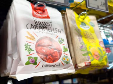 Mağaza koridorundaki rafta bitkisel öksürük şekeri.