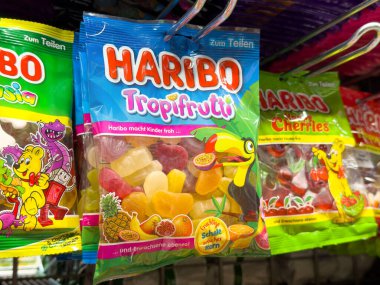 Markette çeşitli haribo şeker torbaları sergileniyor..