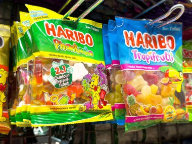 Markette sergilenen renkli haribo jelibon şeker paketleri.
