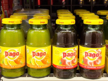 Mağazada sergilenen çeşitli pago meyve suları.
