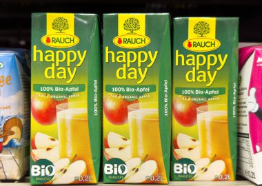 Süpermarkette organik elma suyu kutuları.