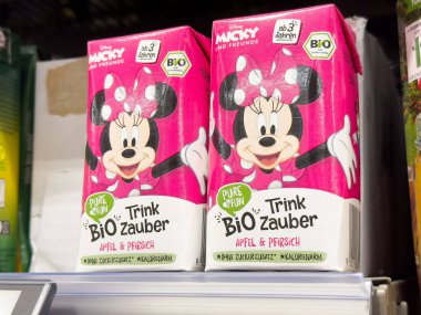 Mickey mouse biyo-elma şeftali suyu kutuları süpermarketin rafında.