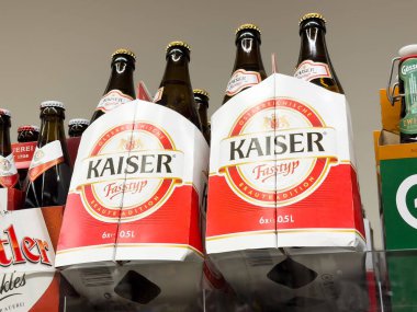 Kaiser bira paketlenmiş şişeleri depoda sergileniyor.