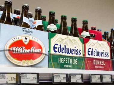 Süpermarket raflarında Alman ve Avusturyalı biraların çeşitliliği.