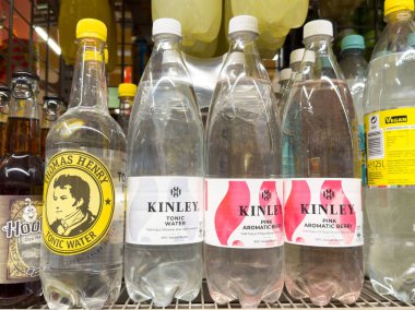 Rafta çeşitli tonik ve aromatik meyve suyu şişeleri var..