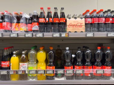 Süpermarket raflarında çok çeşitli koka-kola ürünleri var..