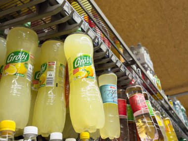 Market rafında limon aromalı içeceklerle çeşitli içecekler..