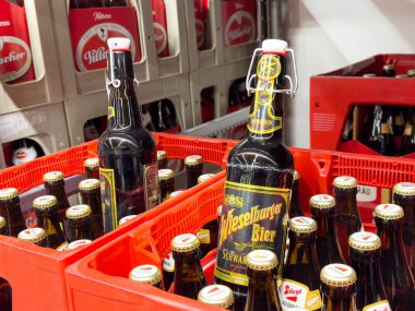 Bira dükkanında kırmızı kasalarda iki şişe wieselburger birası..