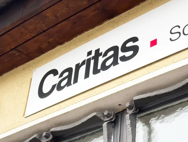 Caritas, gündüz vakti binanın dış cephesini imzaladı.