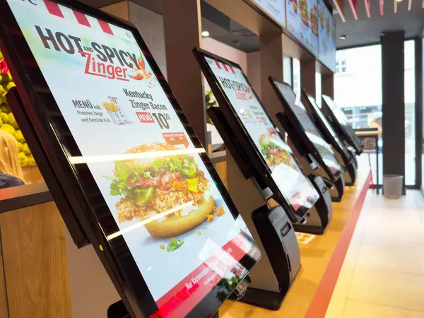 Modern restoranda interaktif ekranlı fast food büfeleri..