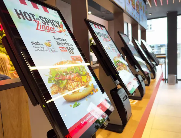 Fast food restoranı dijital ekranlı self servis kioskları.