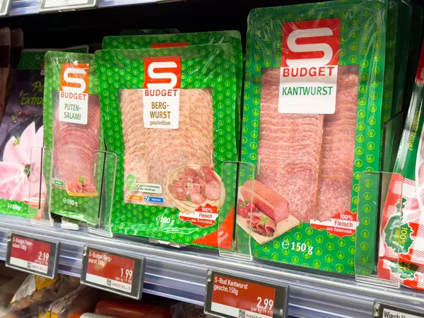 Markette fiyat etiketleriyle işlenmiş çeşitli Alman etleri.