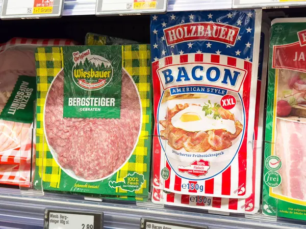 Markette paketlenmiş etler: wiesbauer bergsteiger ve holzbauer pastırması.