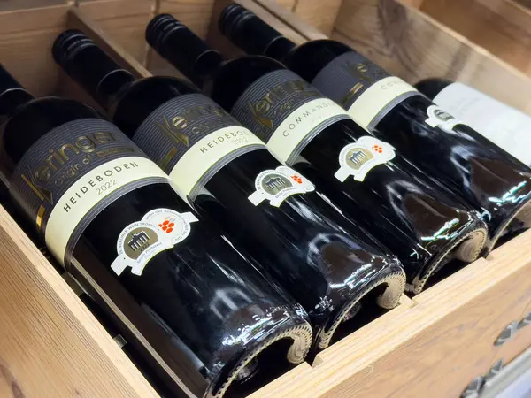 Organik etiketli şişeler Heideboden 2022 şarabı ahşap bir vitrinde.