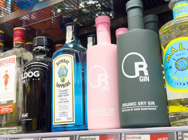 Rafta çeşitli marka ve stillerde çeşitli cin şişeleri var..