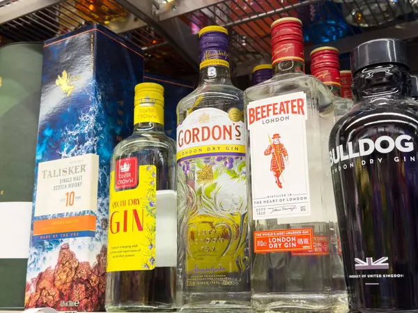 Rafta çeşitli cin ve viski şişeleri var..