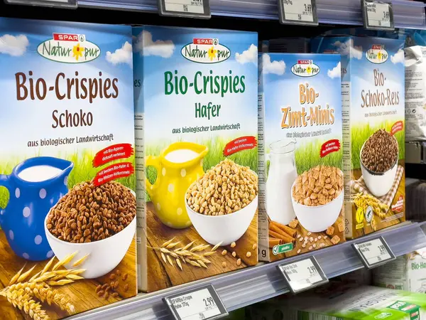 Raftaki organik tahıl çeşitleri: çikolata, yulaf, tarçın, pirinç.