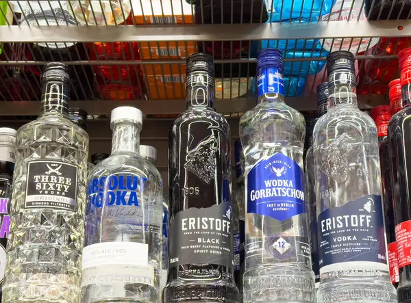 Çeşitli marka ve aromalar içeren çeşitli votka şişeleri..