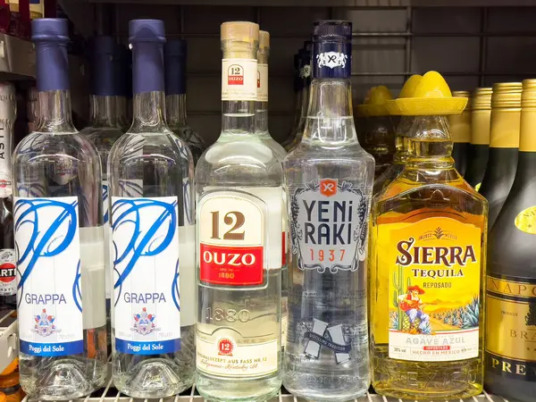 Raflarda çeşitli uluslararası içki ve içkiler var..