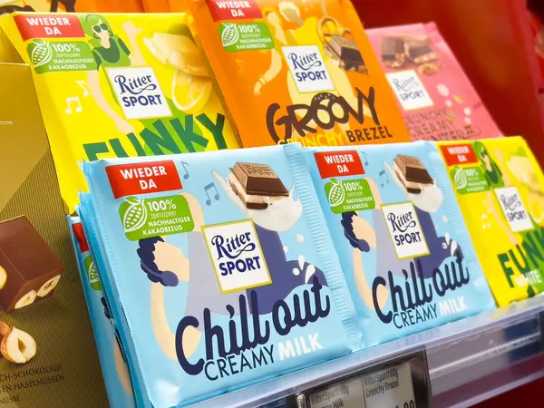 Süpermarket ortamında renkli Ritter spor çikolatalarının görüntüsü.