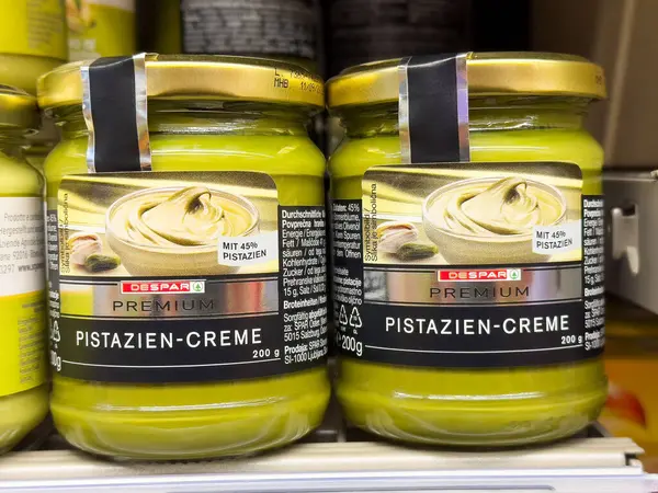 Fıstık ezmeli krema kavanozları Alman etiketleriyle dolu raflarda..