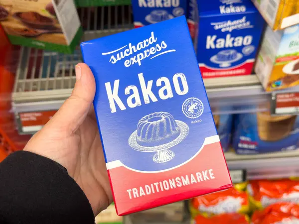 Süpermarket koridorunda geleneksel kakao tozu kutusu..