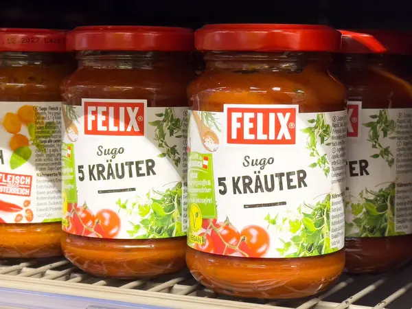 Felix domates sosu kavanozları süpermarketin rafında..