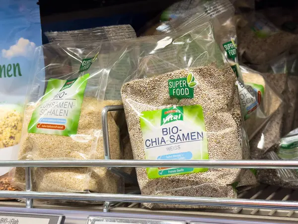 Süpermarket rafında organik chia tohumları.