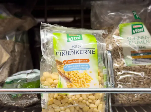 Ambalajda organik çam fıstığı var..