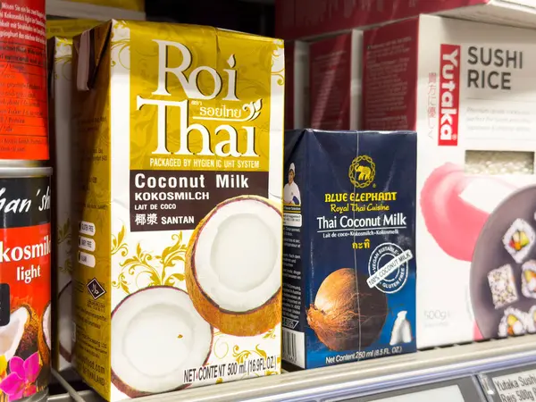 Markette Roi Thai ve mavi fil hindistan cevizi sütü paketleri.