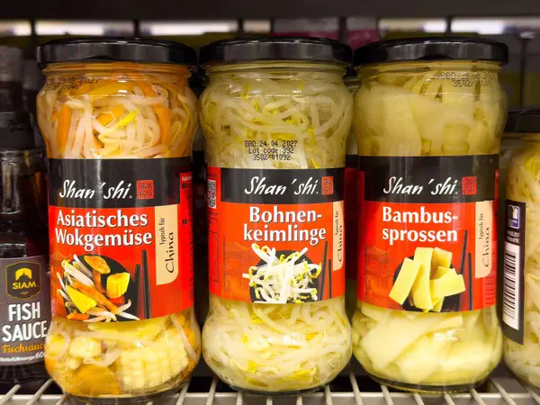 Çeşitli Shan shi Asya sebzeleri: konserve sebze, fasulye filizi, bambu filizleri.