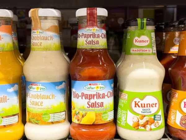 Rafta çeşitli soslar var: sarımsak, kırmızı biber, tartar çeşitleri..