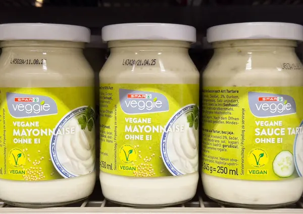 Vejetaryen yumurtasız mayonez ve soslu tartar kavanozu..