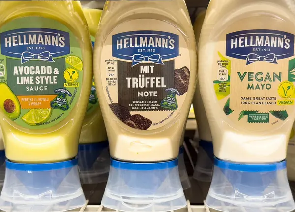 Rafta çeşitli Hellmann sosları var: avokado limonu, mantar, vegan mayonezi..