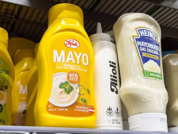 Süpermarket rafında mayonez ve aioli şişeleri..