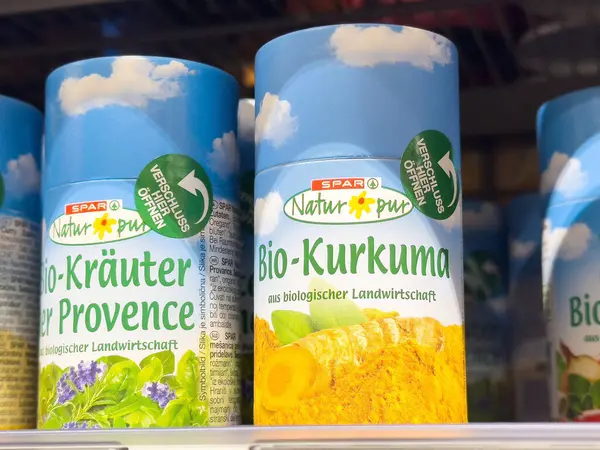 Rafta organik zerdeçal ve baharat kavanozları var..