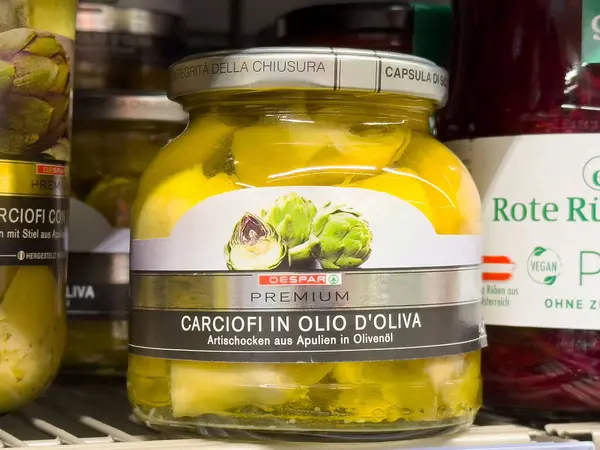 Market rafında zeytinyağında bir kavanoz enginar..